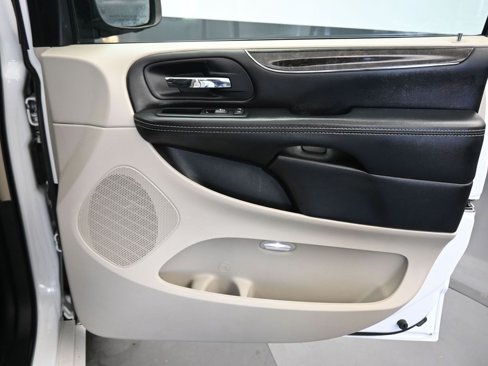 Used 2015 Chrysler Town & Country Touring-L w/ Driver Convenience Group image 54