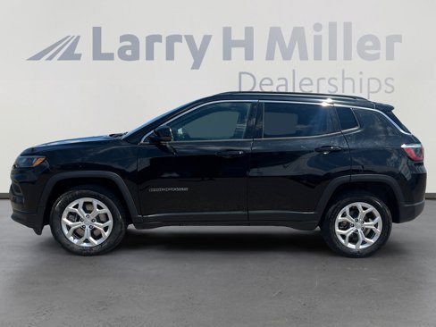 Used 2024 Jeep Compass Latitude image 2
