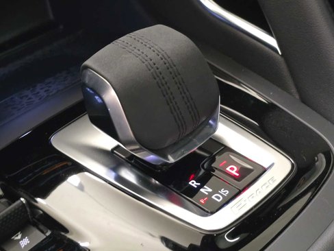 Used 2023 Jaguar E-PACE SE image 32