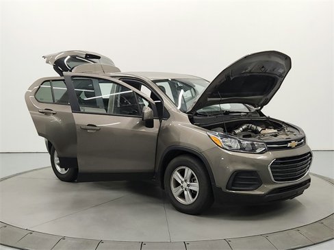 Used 2022 Chevrolet Trax LS w/ Tint and Cruise Package image 9