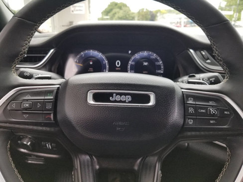 Certified 2024 Jeep Grand Cherokee Laredo w/ Luxury Tech Group I image 33