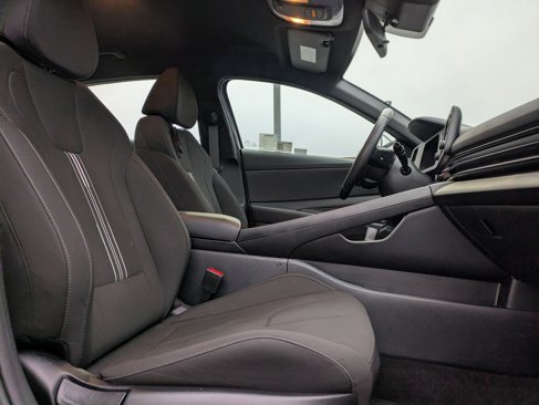 Used 2025 Hyundai Elantra Sport image 11