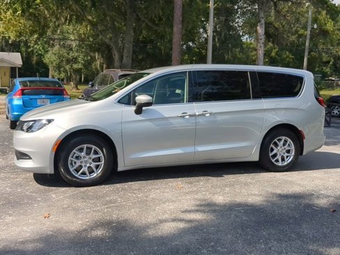 Used 2022 Chrysler Voyager LX image 8