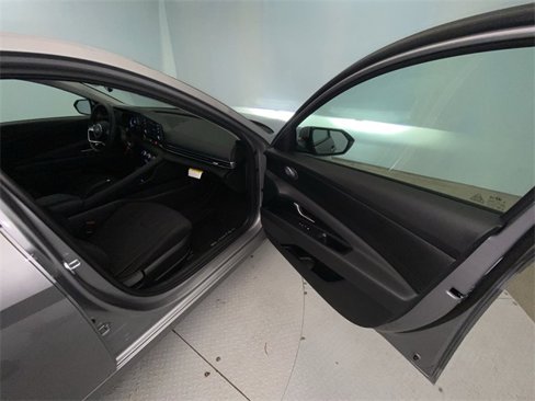 Used 2025 Hyundai Elantra SE image 23