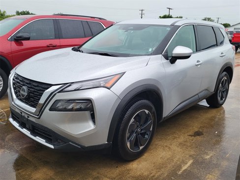 Used 2024 Nissan Rogue SV image 3