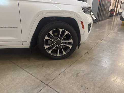 Used 2023 Jeep Grand Cherokee Overland w/ Advanced Protech Group III image 24