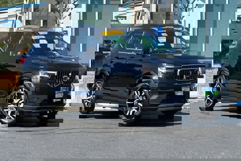 Used 2024 Volvo XC40 B5 Core image 2