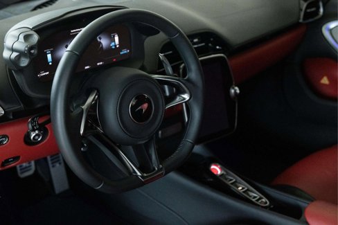 Used 2023 McLaren Artura image 8
