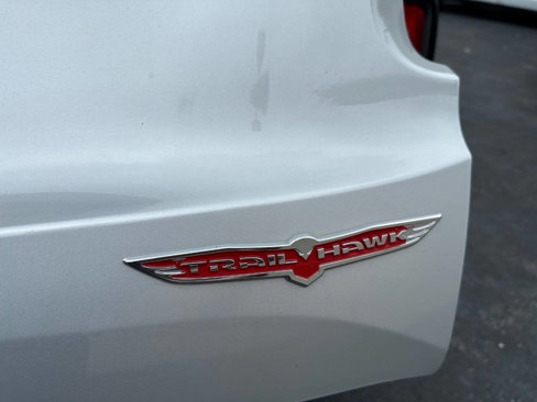 Used 2018 Jeep Renegade Trailhawk w/ UConnect 8.4 Nav Group image 11