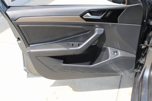 Certified 2020 Volkswagen Jetta SEL Premium image 9