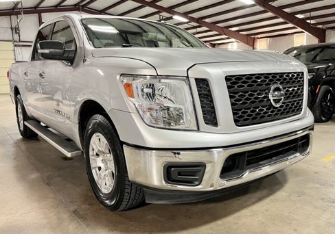 Used 2019 Nissan Titan SV image 1