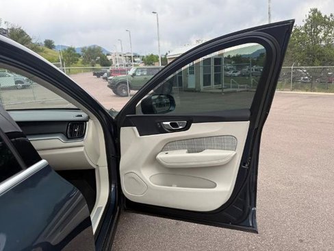 Used 2022 Volvo XC60 B5 Momentum image 25