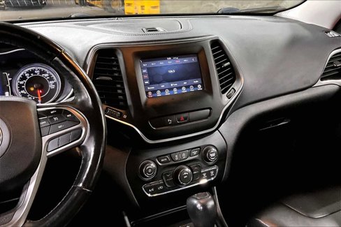 Used 2019 Jeep Cherokee Latitude Plus w/ Cold Weather Group image 6