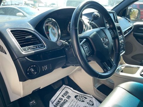 Used 2017 Dodge Grand Caravan SXT image 11
