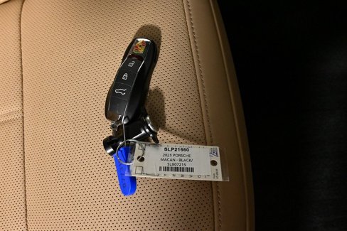Used 2025 Porsche Macan image 27