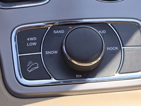 Used 2021 Jeep Grand Cherokee Limited w/ Luxury Group II image 17