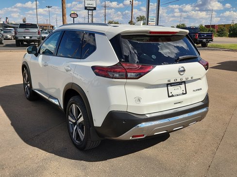 Used 2021 Nissan Rogue Platinum image 3