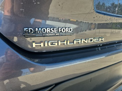 Used 2021 Toyota Highlander LE image 5