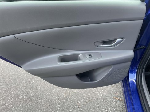 Used 2022 Hyundai Elantra SEL w/ Convenience + Premium Package image 11