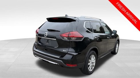 Used 2018 Nissan Rogue SV image 3