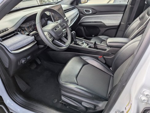 Used 2023 Jeep Compass Latitude image 13