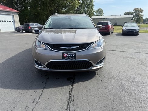 Used 2017 Chrysler Pacifica Touring-L w/ Tire & Wheel Group image 2
