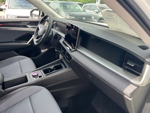 New 2025 Volkswagen Tiguan SE image 24