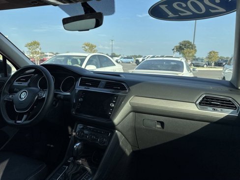 Used 2021 Volkswagen Tiguan SE w/ Panoramic Sunroof Package image 12