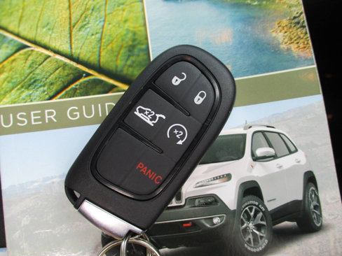 Used 2015 Jeep Cherokee Latitude w/ Comfort/Convenience Group image 32