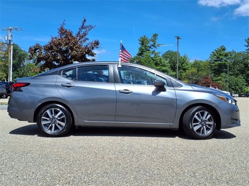 Used 2023 Nissan Versa SV image 2