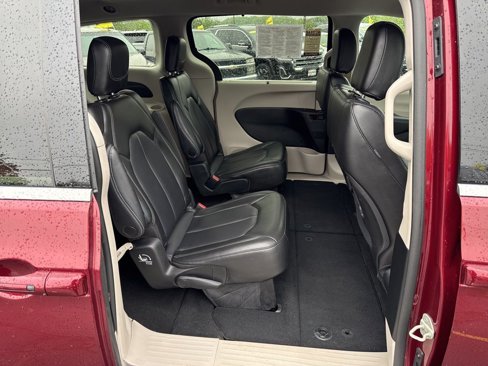Used 2023 Chrysler Pacifica Touring-L image 21