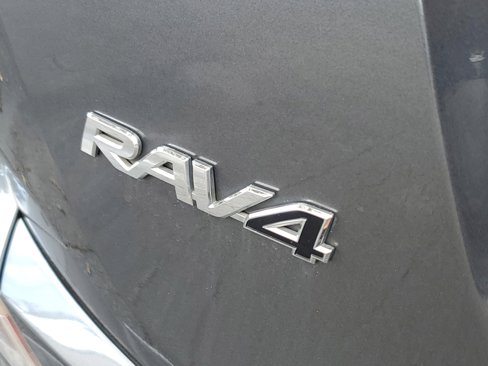 Used 2018 Toyota RAV4 XLE image 4