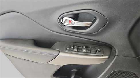 Used 2019 Jeep Cherokee Latitude w/ Popular Appearance Group image 17