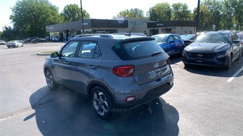 Used 2023 Hyundai Venue SEL image 3