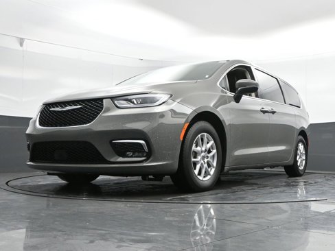 Used 2023 Chrysler Pacifica Touring-L image 50