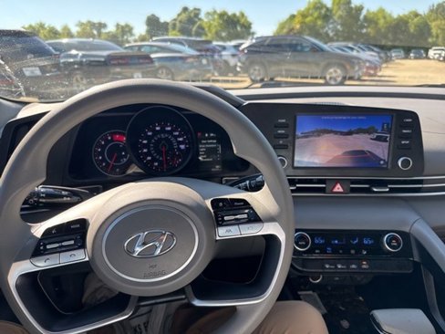 Used 2022 Hyundai Elantra SEL image 11
