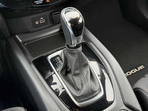 Used 2018 Nissan Rogue SV image 18