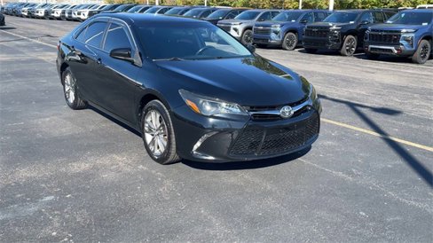 Used 2017 Toyota Camry SE image 2