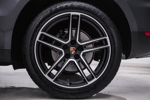 Certified 2021 Porsche Macan image 10