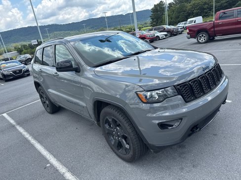 Used 2020 Jeep Grand Cherokee Laredo image 1