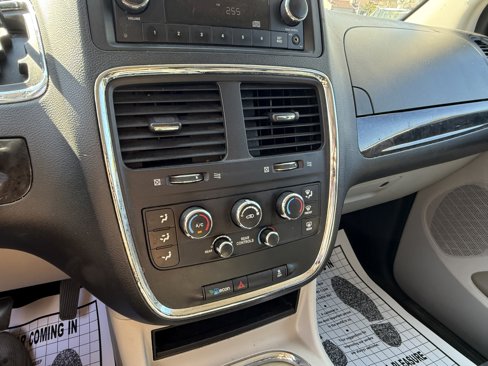 Used 2014 Dodge Grand Caravan SXT w/ Rear Park Assist Package image 20