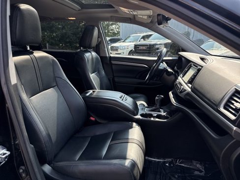 Used 2017 Toyota Highlander SE image 30