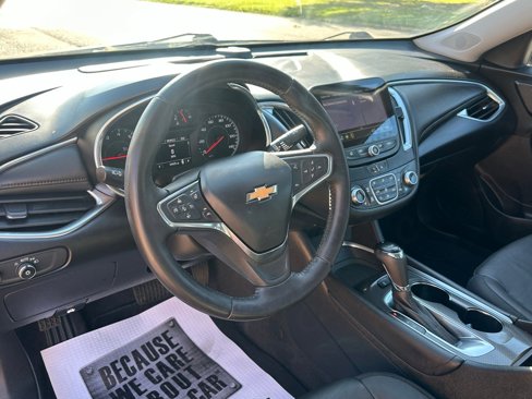 Used 2020 Chevrolet Malibu LT w/ Leather Package image 5