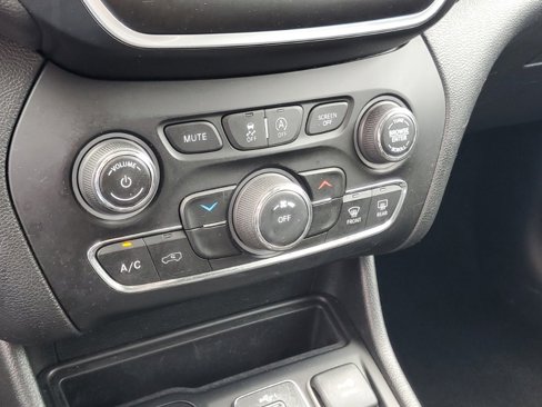 Used 2021 Jeep Cherokee Latitude Plus image 24