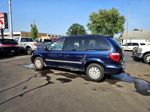 Used 2006 Chrysler Town & Country w/ Popular Equipment Group I image 7