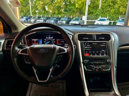 Used 2018 Ford Fusion SE w/ Fusion SE Technology Package image 10