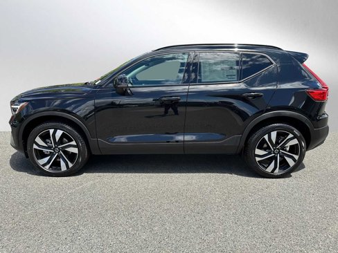 Used 2024 Volvo XC40 B5 Plus w/ Climate Package image 4