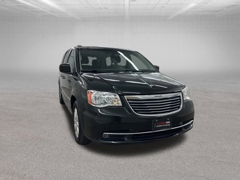 Used 2016 Chrysler Town & Country Touring image 3