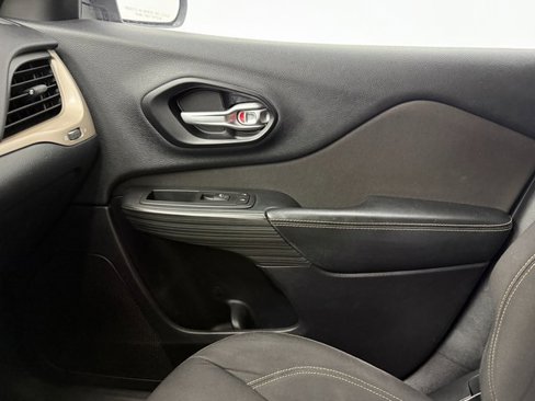 Used 2016 Jeep Cherokee Latitude image 24
