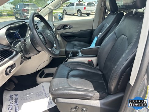 Used 2022 Chrysler Pacifica Touring-L image 2